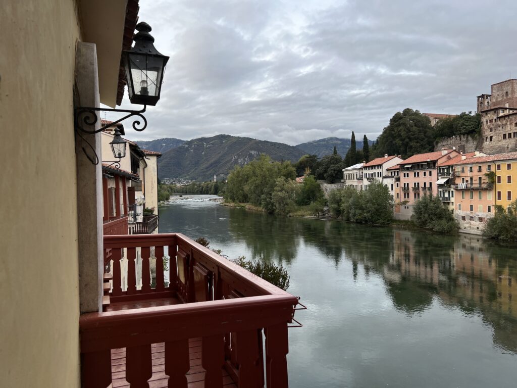 Utsikt-fran-ponte-veccio-i-bassano-del-grappa